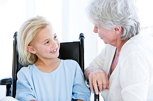 可爱,小女孩,坐,轮椅,交谈,祖母