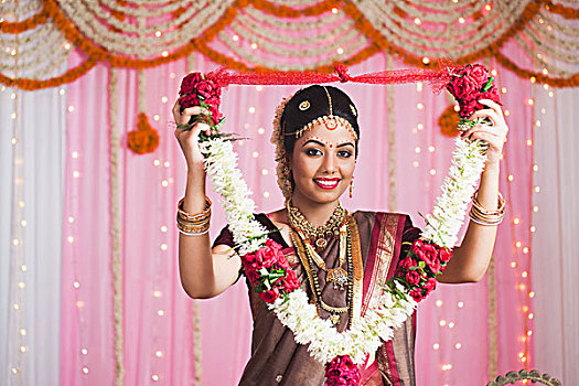 肖像,新娘,传统,南,印度,连衣裙,拿着,花环,微笑
