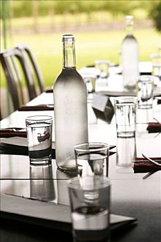 桌子,水瓶,玻璃杯