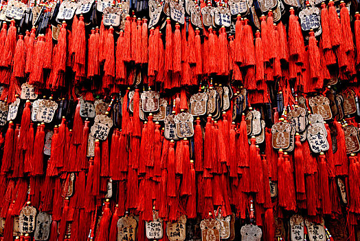 北京潭柘寺景区的许愿牌和同心锁