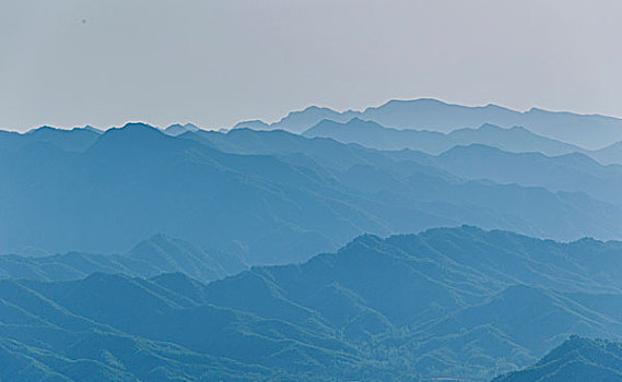 起伏连绵的山峰