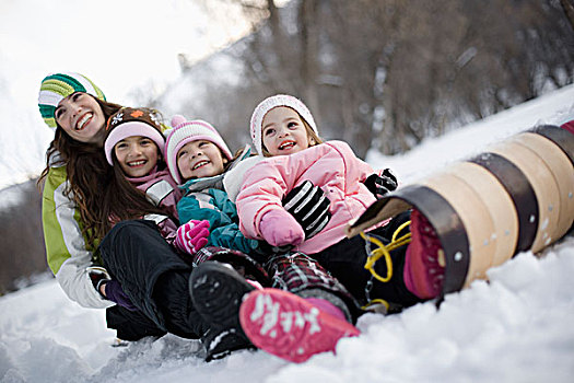 三个孩子,女人,坐,雪橇,雪地