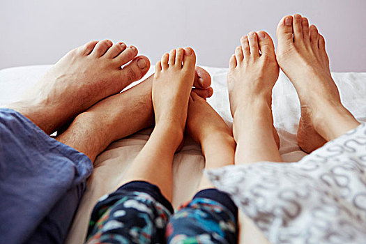 腿,赤脚,父母,儿子,卧,床上