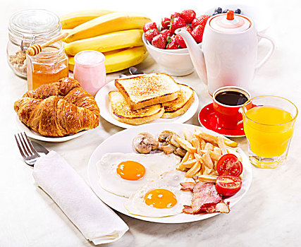 早餐桌,煎鸡蛋,咖啡,橙汁,水果