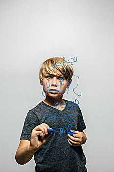 男孩,拿着,蓝色,记号笔,笔,凝视,公式,玻璃墙