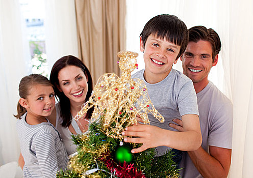 高兴,小男孩,装饰,圣诞树,家庭