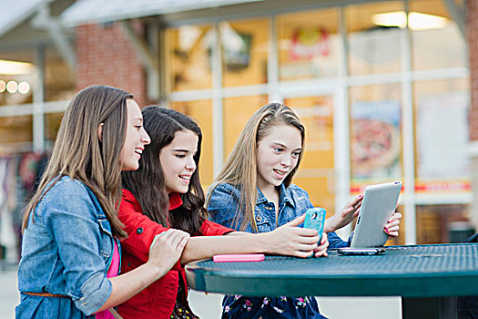 女孩,手机,平板电脑,露天咖啡馆,美国