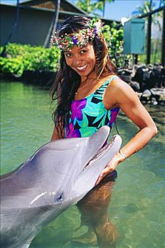 夏威夷,女士,穿,花环,水中,宽吻海豚