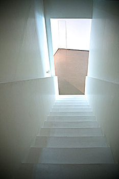 白色楼梯