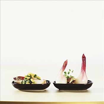 菊苣,松子,红色,小洋葱,凤尾鱼