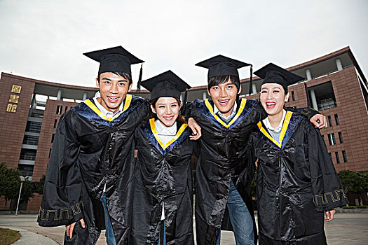 年轻大学生的校园毕业典礼
