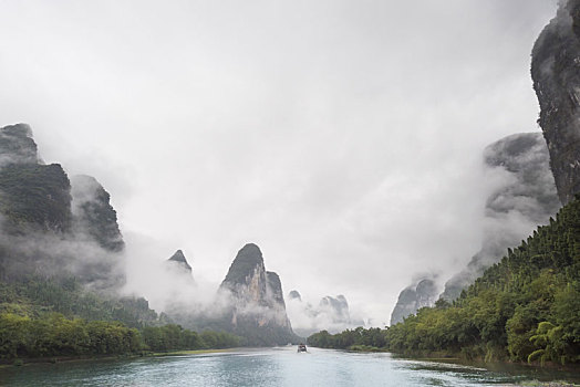 烟雨中的中国桂林漓江山水风光