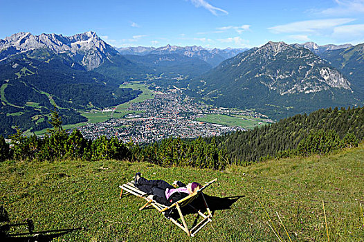 女青年,折叠躺椅,加米施帕藤基兴,楚格峰,山,山脊,阿尔卑斯峰,风景,上巴伐利亚,巴伐利亚,德国,欧洲