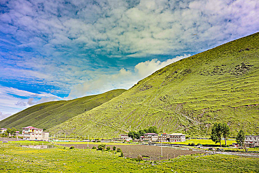 峡谷中的绿水青山