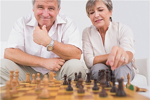 老年夫妇,玩,下棋