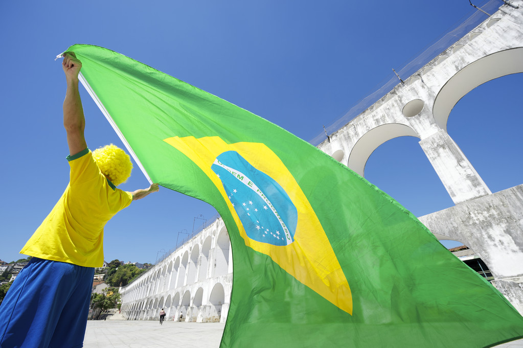 巴西国旗飘扬图片