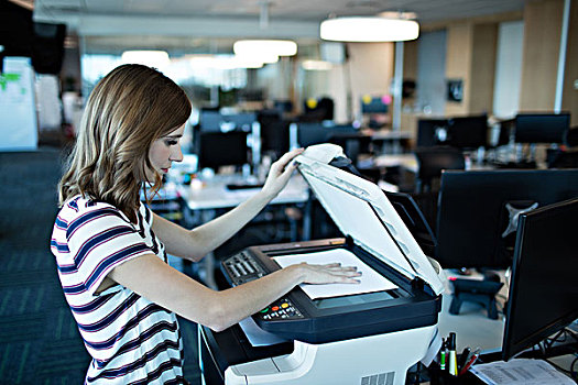 职业女性,复印,机器,办公室,侧面视角