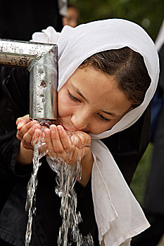阿富汗,女学生,饮料,水,分数,手,泵,苏丹,高中,城市,北方省,塔利班,规则,学校,军事
