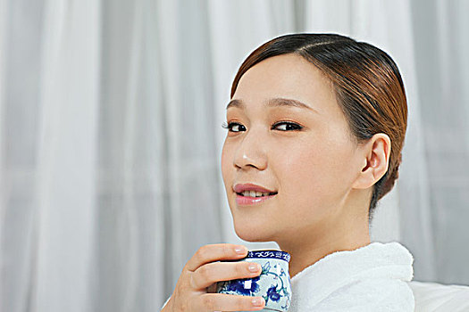 一个正在喝茶的穿浴衣年轻女人