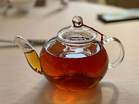 装有红茶的玻璃茶壶