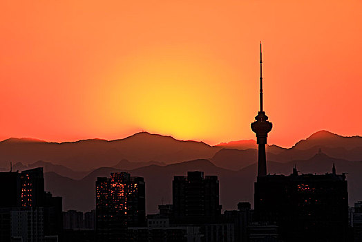 日落时的北京电视塔与西山