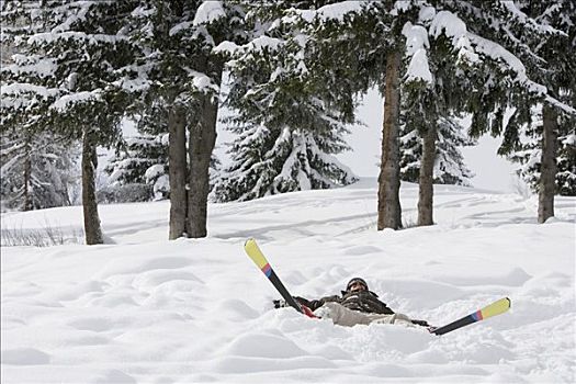女人,卧,雪地,滑雪