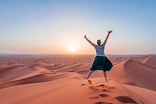 女性,远足,伸展,抬臂,红色,沙丘,沙漠,日落,却比沙丘,梅如卡,撒哈拉沙漠,摩洛哥,非洲