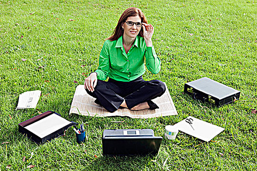 职业女性,笔记本电脑,办公用品,草地