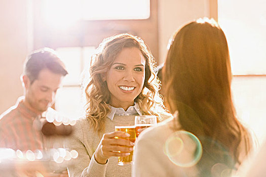 微笑,女人,朋友,祝酒,啤酒杯,晴朗,酒吧