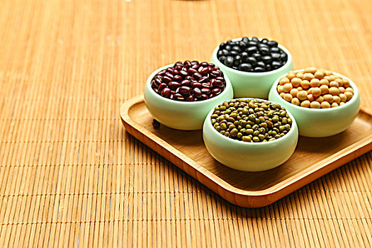杂粮,杂豆,黄豆,红豆,绿豆,黑豆,薏米放在陶瓷小碗里