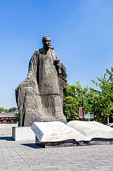 杜甫雕像,中国河南省巩义市杜甫故里景区