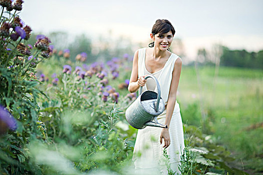 美女,浇水,植物,花园,洒水壶,看镜头,微笑