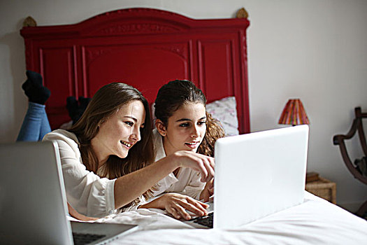 两个女孩,购物,互联网,躺着,床