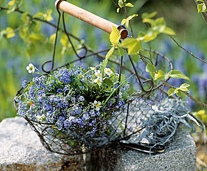 束,野花,铁丝篮,石头