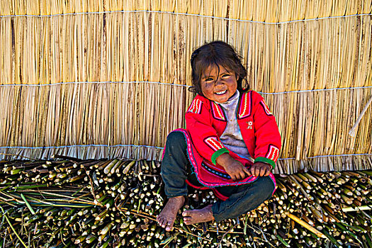 微笑,女孩,印第安人,6岁,穿,传统服饰,坐,正面,芦苇,小屋,漂浮,岛屿,提提卡卡湖,南方,秘鲁,南美
