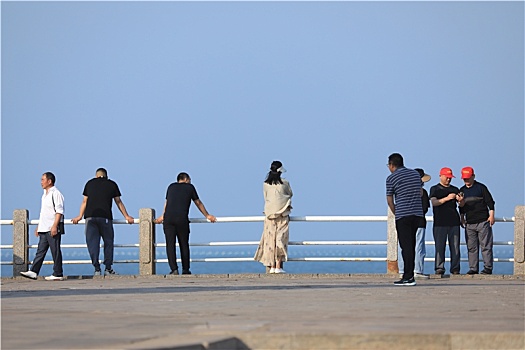 山东省日照市,夏日旅游掀起小高潮,海滨休闲度假人头攒动