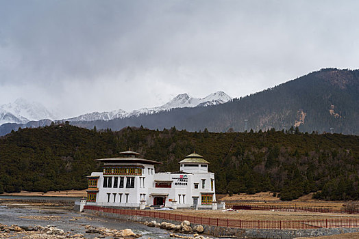 西藏鲁朗小镇