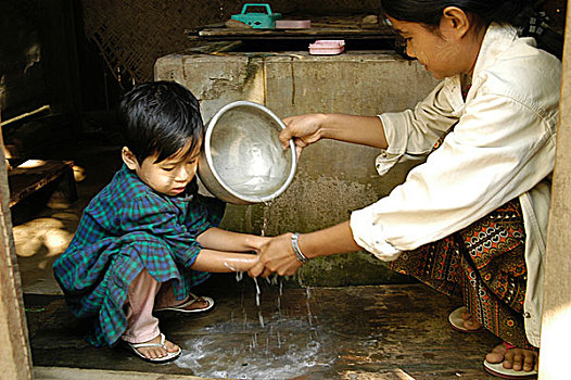 女孩,手,肥皂,纯净水,卫生,卫生间,学校,跑,教堂,北方,乡村,地区,缅甸