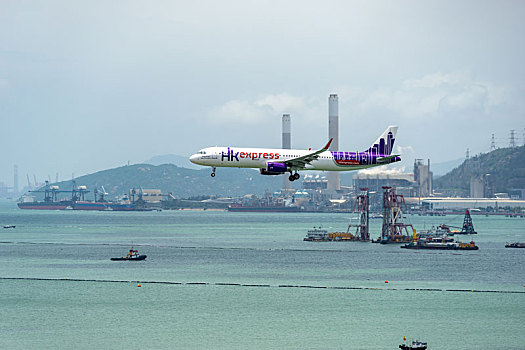 一架香港快运航空的客机正降落在香港国际机场