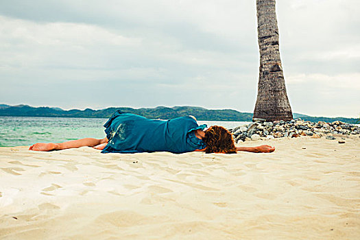 美女,卧,棕榈树,热带沙滩