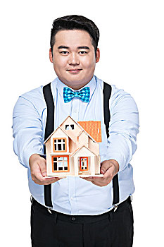 拿着房子模型的肥胖青年男子
