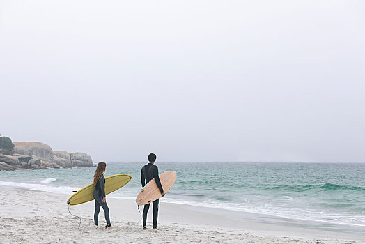 情侣,冲浪,拿着,冲浪板,海滩
