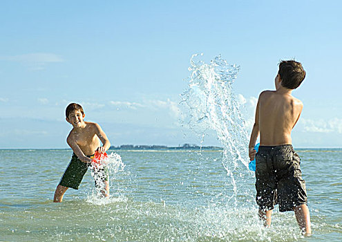 两个男孩,溅,水中,海滩