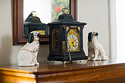 老式,钟表,陶瓷,狗,小雕像,正面,框架,镜子