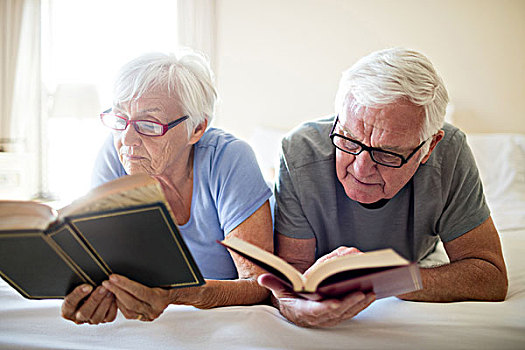 老年,夫妻,读书,床,卧室