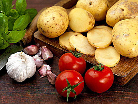 西红柿,蒜,土豆,罗勒