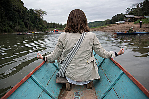 后视图,坐,女人,船,河,琅勃拉邦,老挝