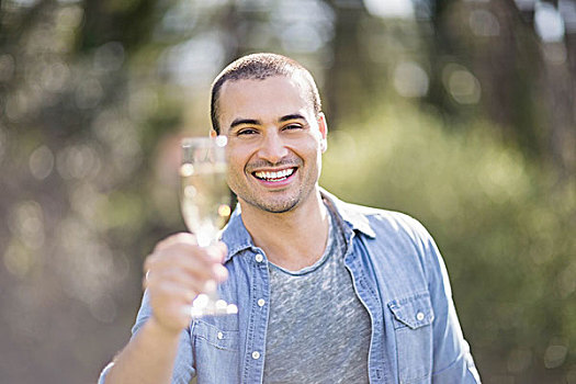 微笑,男人,拿着,玻璃杯,香槟,花园
