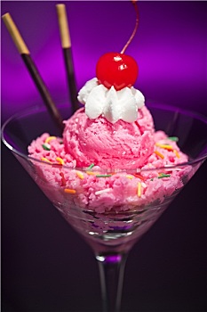 树莓冰淇淋,马提尼酒杯