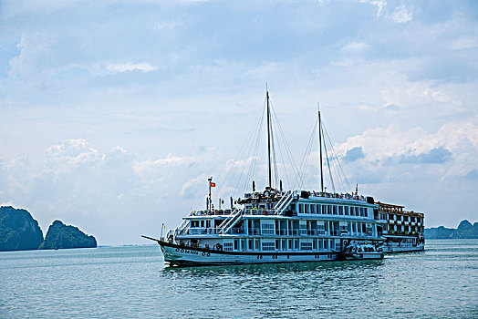 越南广宁鸿基市下龙湾港湾的游船